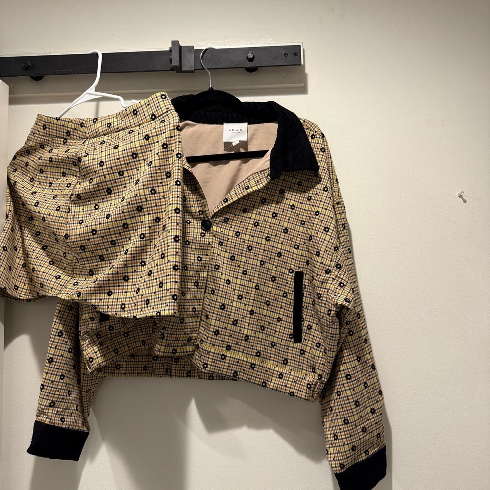 Le Lis Tan and Black Blazer with Cropped Style and Long Sleeves